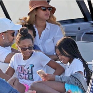Beyonce, Jay-Z and their kids hang out with Twitter CEO, Jack Dorsey on a yacht in The Hamptons (photos)