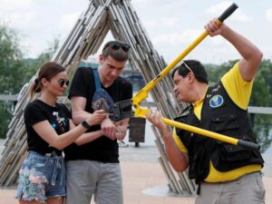 After being handcuffed together for 123 days to save their relationship, a Ukrainian couple breaks up