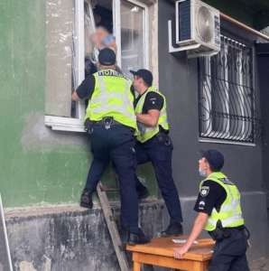 Man Get's Stuck In Ex's Window While Trying To Beg Her For Romp