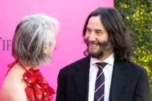 Keanu Reeves and his girlfriend, Alexandra Grant, share a kiss in a rare red-carpet moment at the 2023 MOCA Gala
