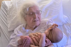 Newborn, meet great-great-great-grandma: 6 generations of same family gather in viral photo
