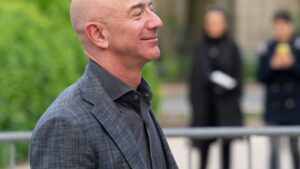 Jeff Bezos's Former Housekeeper Sued Him, Alleging That 14-Hour Shifts And Lack of Bathroom Access Led to Frequent UTIs; Claims She Was Only Allowed To Eat In The Laundry Room And Faced Racial Discrimination — Hired To Work Without Being Seen By The Family
